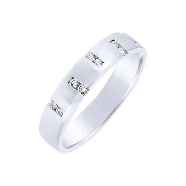 Alliance en or blanc sertie de diamants.