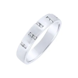 Alliance en or blanc sertie de diamants.