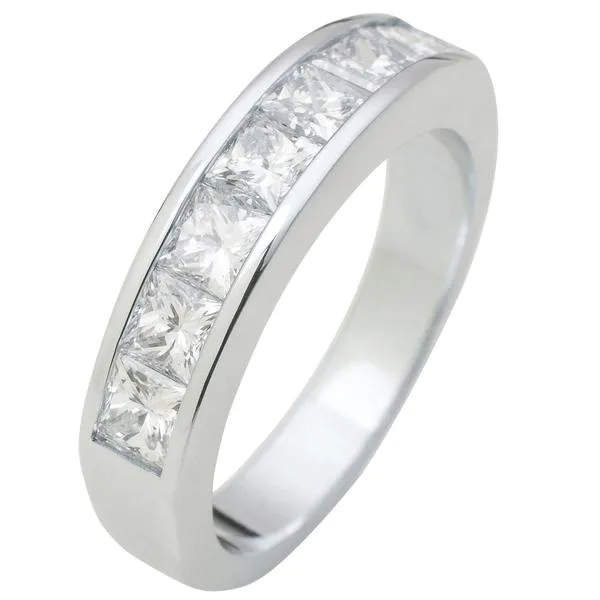 Alliance en or blanc sertie de diamants.