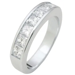 Alliance en or blanc sertie de diamants.