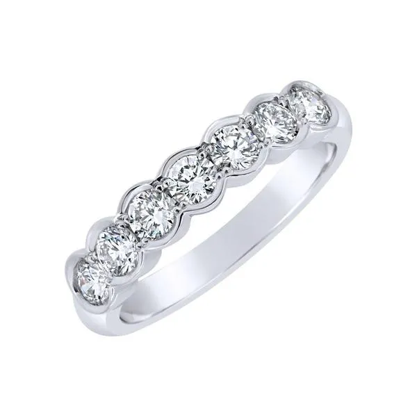 Alliance en or blanc sertie de diamants.