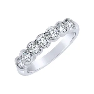 Alliance en or blanc sertie de diamants.