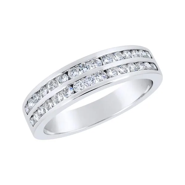 Alliance en or blanc sertie de diamants.