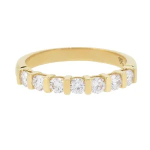 Alliance en or jaune 18 sertie de diamants.