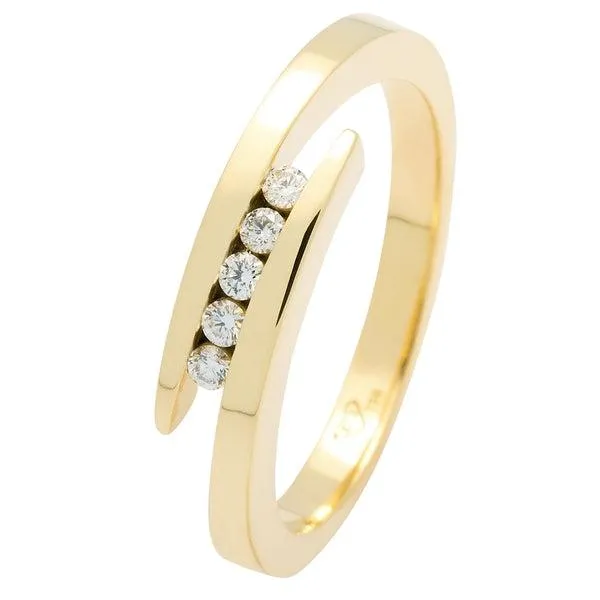 Alliance en or jaune sertie de diamants.
