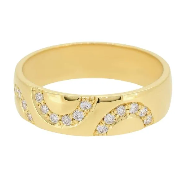 Alliance en or jaune sertie de diamants.