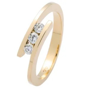Alliance en or jaune sertie de diamants.