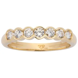Alliance en or jaune sertie de diamants.