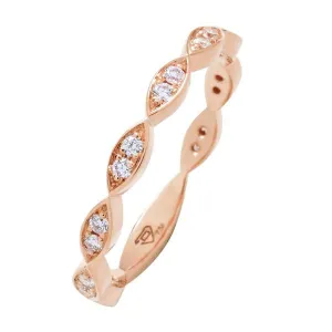 Alliance en or rose sertie de diamants.