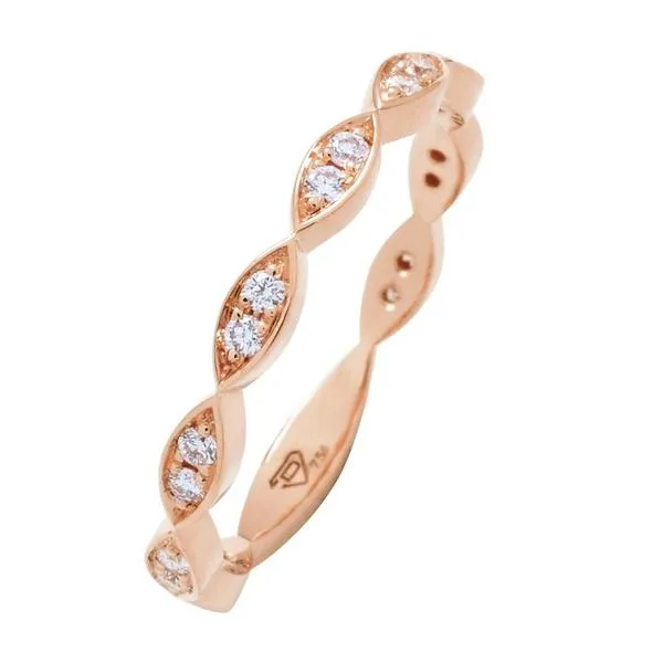 Alliance en or rose sertie de diamants.