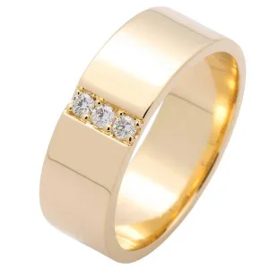 Alliance or jaune sertie de diamants.