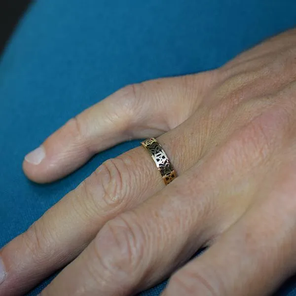 Alliance tiki en or jaune 18 carats rsine noir largeur 4,5 mm