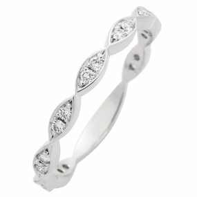 Alliance en or blanc serte de diamants.