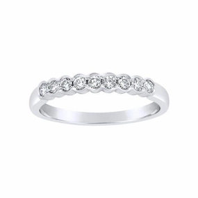 Alliance en or blanc sertie de diamants.