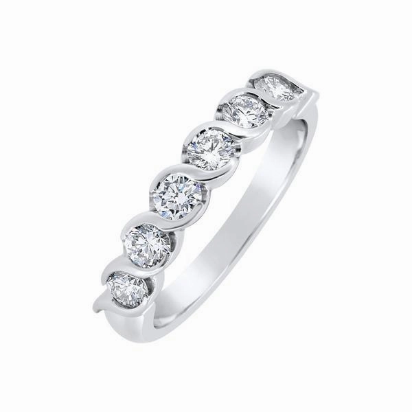Alliance en or blanc sertie de diamants.