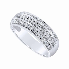 Alliance en or blanc sertie de diamants.
