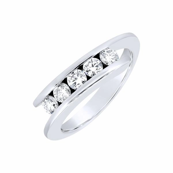 Alliance en or blanc sertie de diamants.