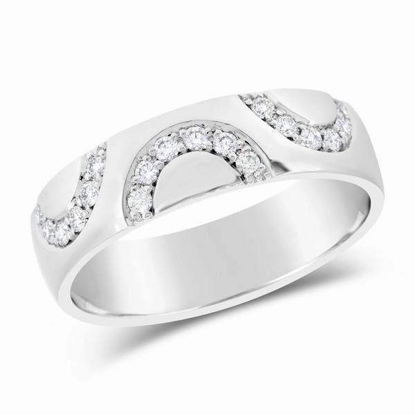 Alliance en or blanc sertie de diamants.