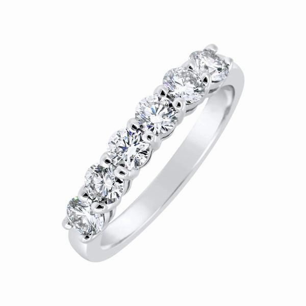 Alliance en or blanc sertie de diamants.