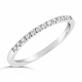 Alliance en or blanc sertie de diamants.