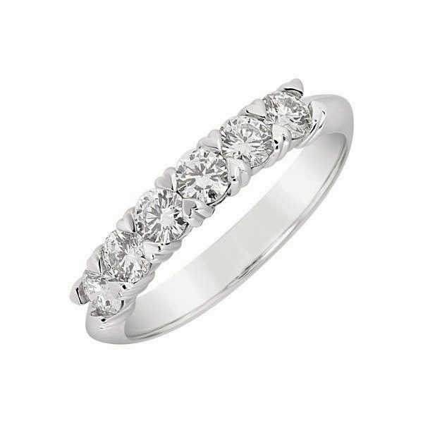 Alliance en or blanc sertie de diamants.