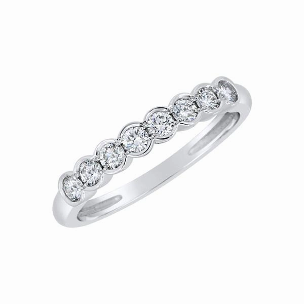 Alliance en or blanc sertie de diamants.