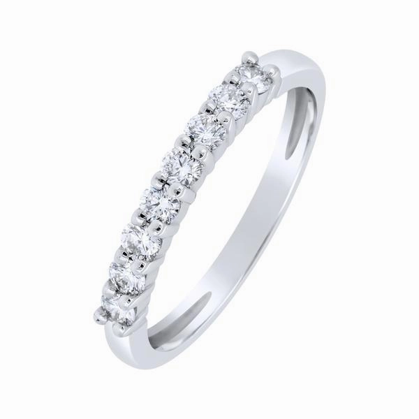 Alliance en or blanc sertie de diamants.