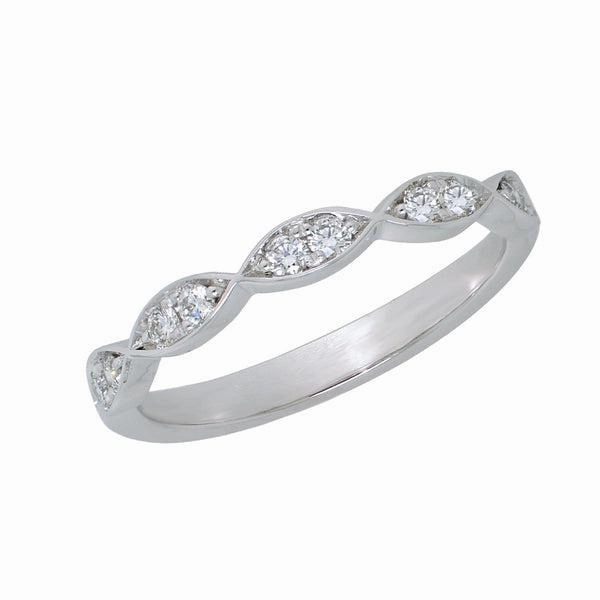 Alliance en or blanc sertie de diamants.