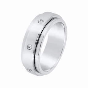 Alliance en or blanc sertie de diamants.