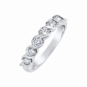Alliance en or blanc sertie de diamants.