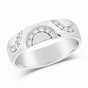 Alliance en or blanc sertie de diamants.