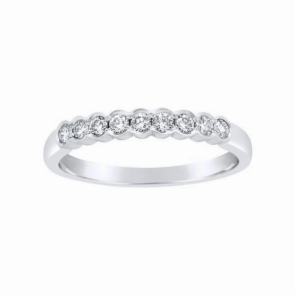 Alliance en or blanc sertie de diamants.