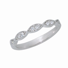 Alliance en or blanc sertie de diamants.