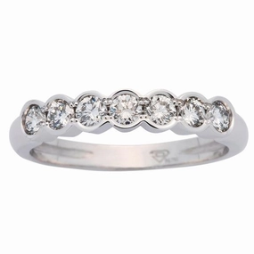 Alliance en or blanc sertie de diamants.