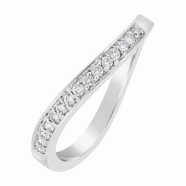 Alliance or blanc sertie de diamants.