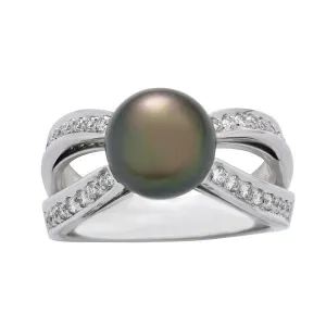 Bague en or blanc sertie de diamants et perle de Tahiti.