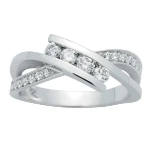 Bague en or blanc sertie de diamants.