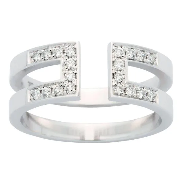 Bague en or blanc sertie de diamants.