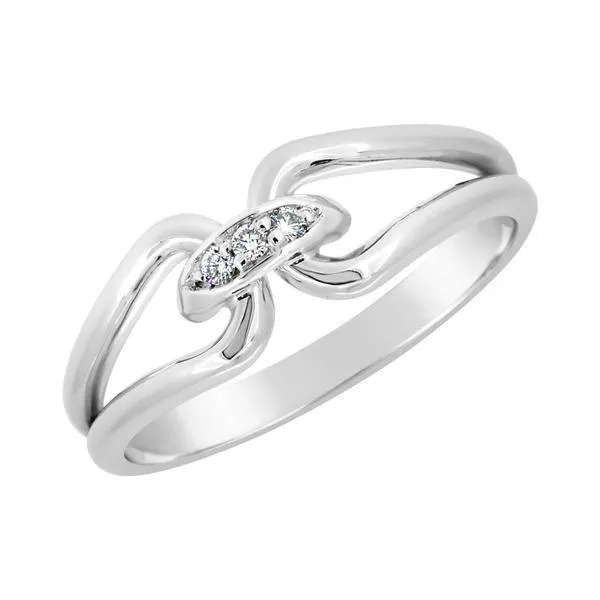 Bague en or blanc sertie de diamants.