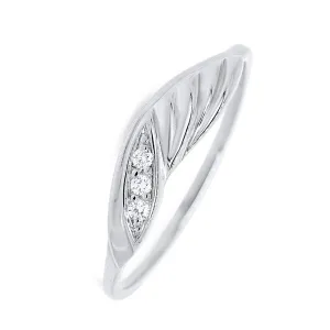 Bague en or blanc sertie de diamants.