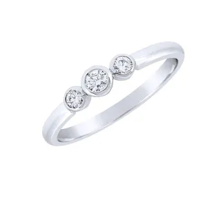 Bague en or blanc sertie de diamants.