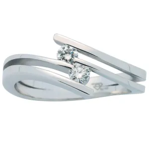 Bague en or blanc sertie de diamants.