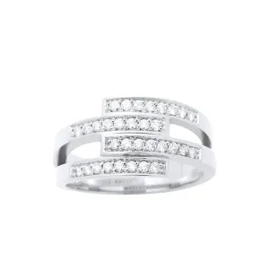 Bague en or blanc sertie de diamants.