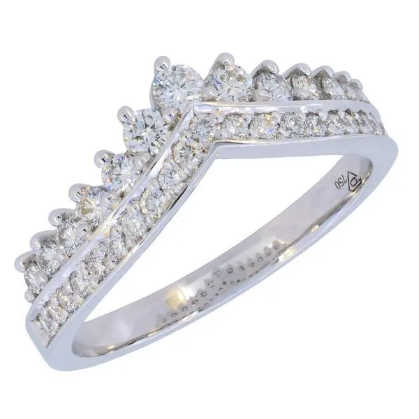 Bague en or blanc sertie de diamants.