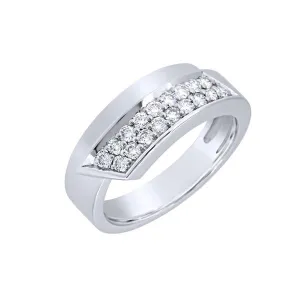 Bague en or blanc sertie de diamants.