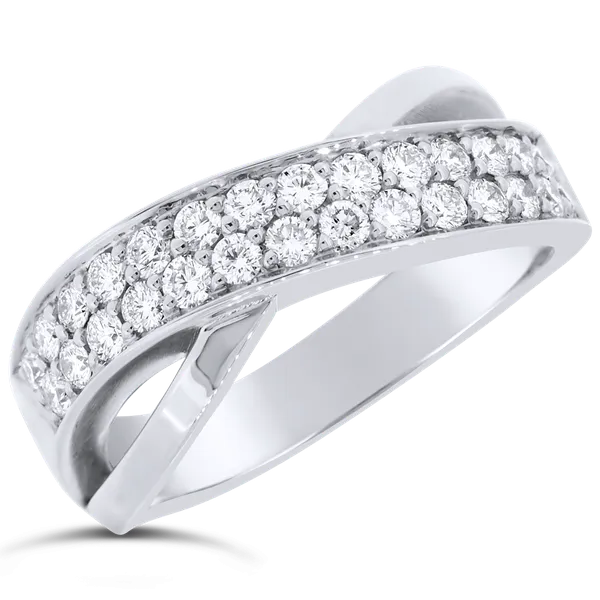 Bague en or blanc sertie de diamants.