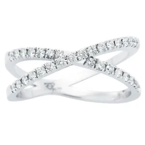 Bague en or blanc sertie de diamants.