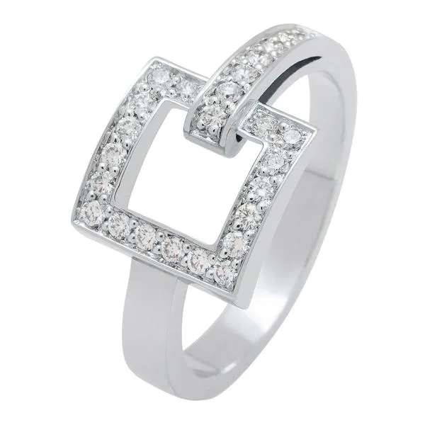 Bague en or blanc sertie de diamants.