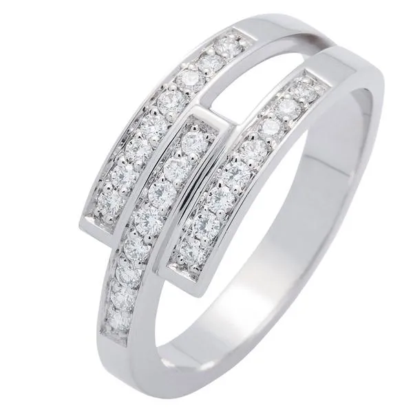 Bague en or blanc sertie de diamants.