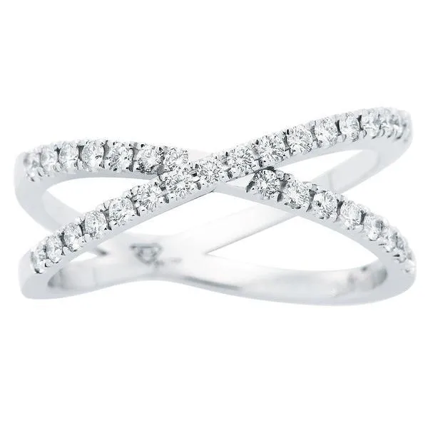 Bague en or blanc sertie de diamants.